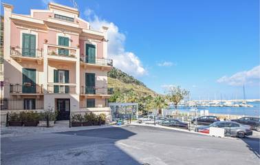 Gîte pour 8 personnes, avec terrasse, adapté aux familles à Castellammare del Golfo