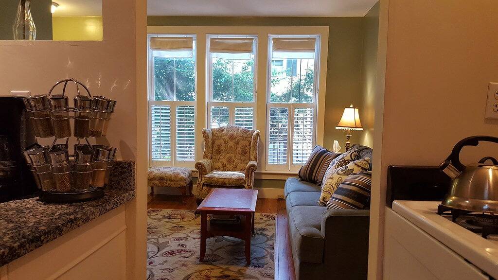 Ganze Wohnung, Gemütliches und sauberes Duplex mit Veranda im beliebten Teil Jamaikas (\"Jp\") von Boston in Boston, Massachusetts