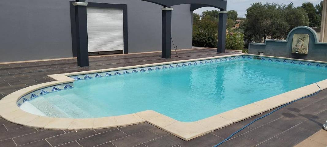 Gîte pour 4 personnes, avec Terrasse et Jardin ainsi que Piscine et Vue à Saint-Thibéry
