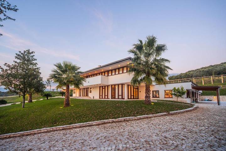 Casa vacanza per 2 persone, con Balcone e Terrazza nonché Idromassaggio e Giardino a Montecorvino Rovella
