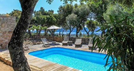 Villa pour 6 personnes, avec piscine ainsi que terrasse et jardin, animaux acceptés en Corse