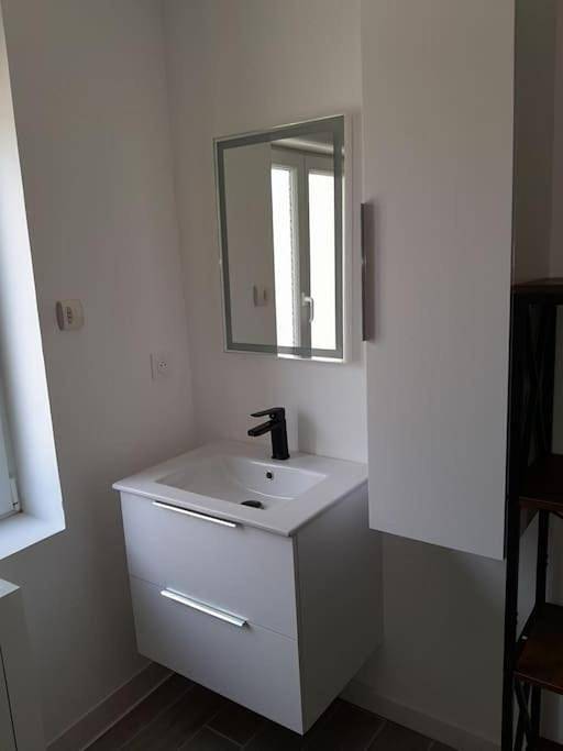 Appartement entier, One-Bedroom Apartment in Éguzon-Chantôme, Région de La Châtre