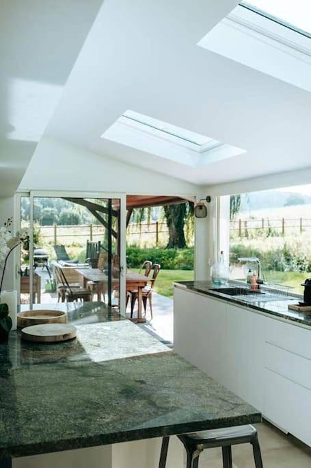 Location de vacances pour 10 personnes, avec terrasse ainsi que jardin et vue à Pennedepie