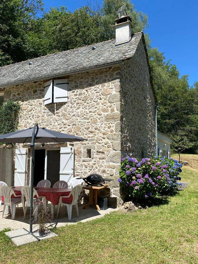 La Maïoun, entourée de la forêt au calme in Golinhac, Aveyron