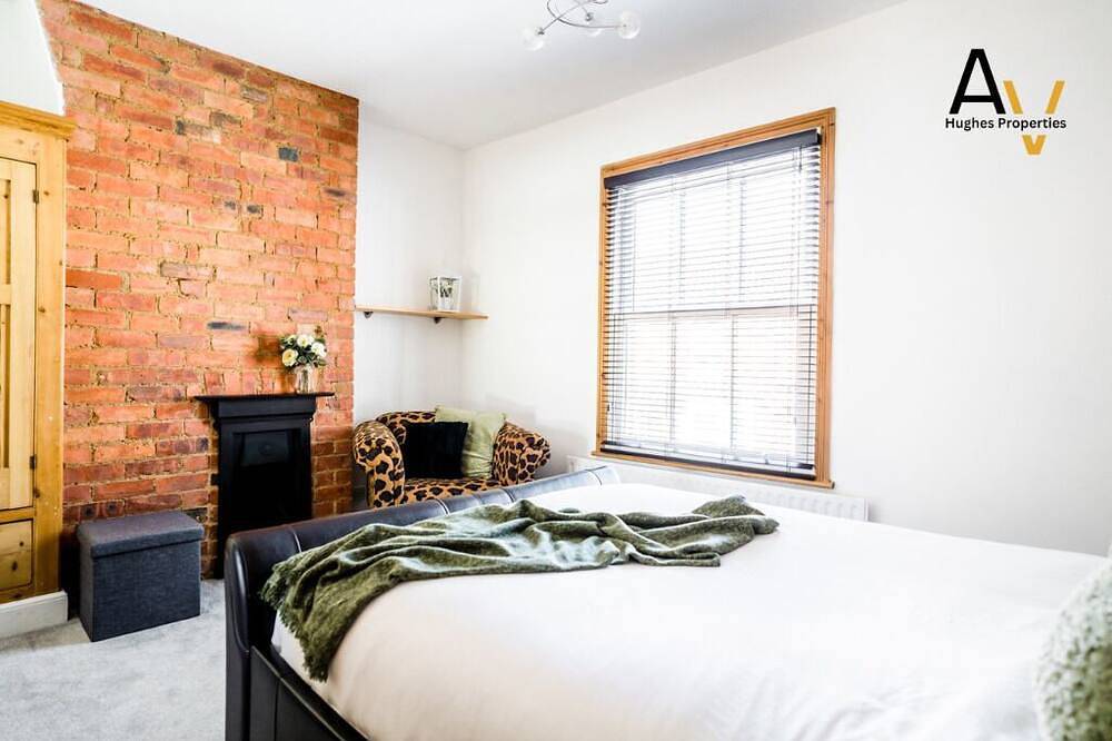 Comfortable 2-Bed House with Garden & Free Parking in Northampton, Northamptonshire