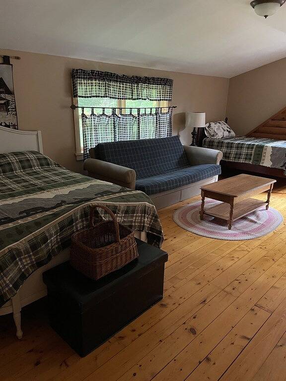 Beautiful, private log cabin with huge, relaxing screened porch in Townshend, Windham County