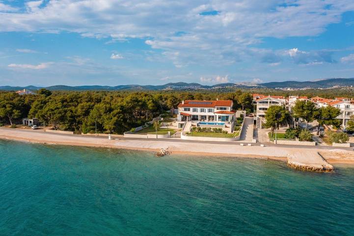 Villa pour 12 personnes, avec sauna ainsi que jardin et jacuzzi, adapté aux familles à Šibenik