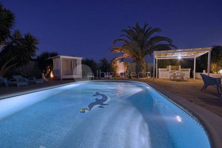 Cheap villa for 8 people, with garden and terrace in Ibiza