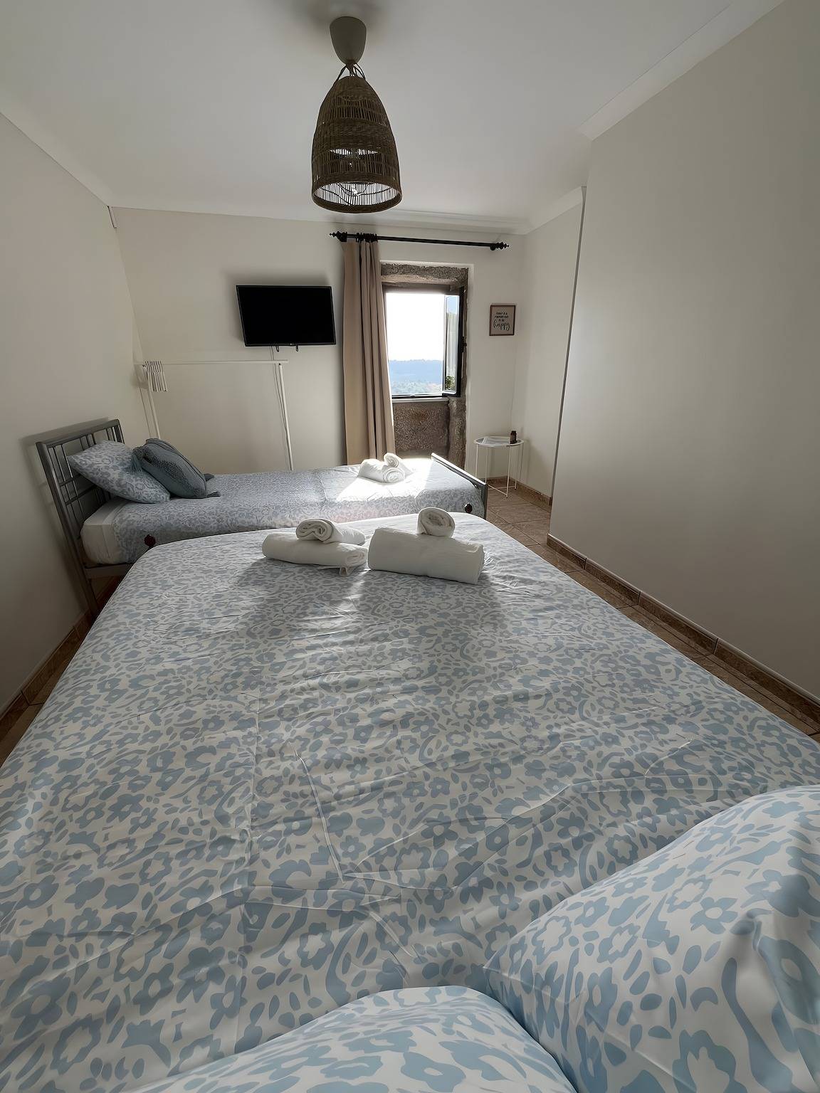 Entire studio, Studio 'Casa 2' with Mountain View, Shared Garden and Wi-Fi in Insalde e Porreiras, Viana do Castelo District
