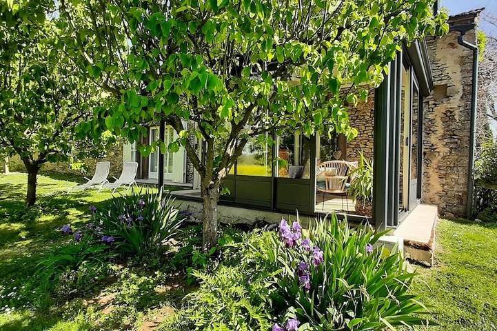 Location de vacances pour 4 personnes, avec Balcon et Terrasse ainsi que Jardin et Piscine à Pressignac-Vicq
