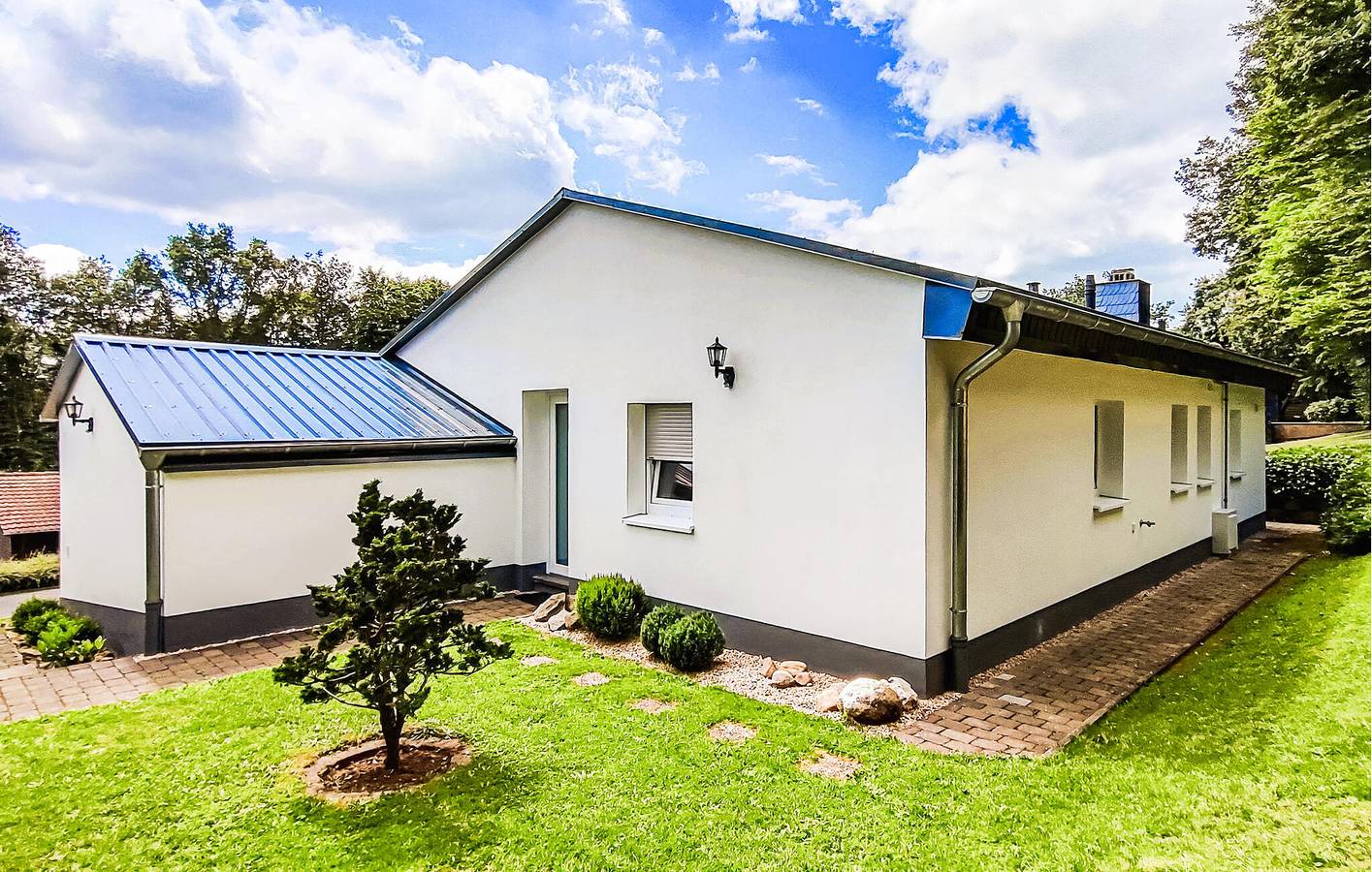 Cozy 1-BR Apartment with Garden & Parking, 2km to Kötterichen City Center in Gunderath, Volcanic Eifel