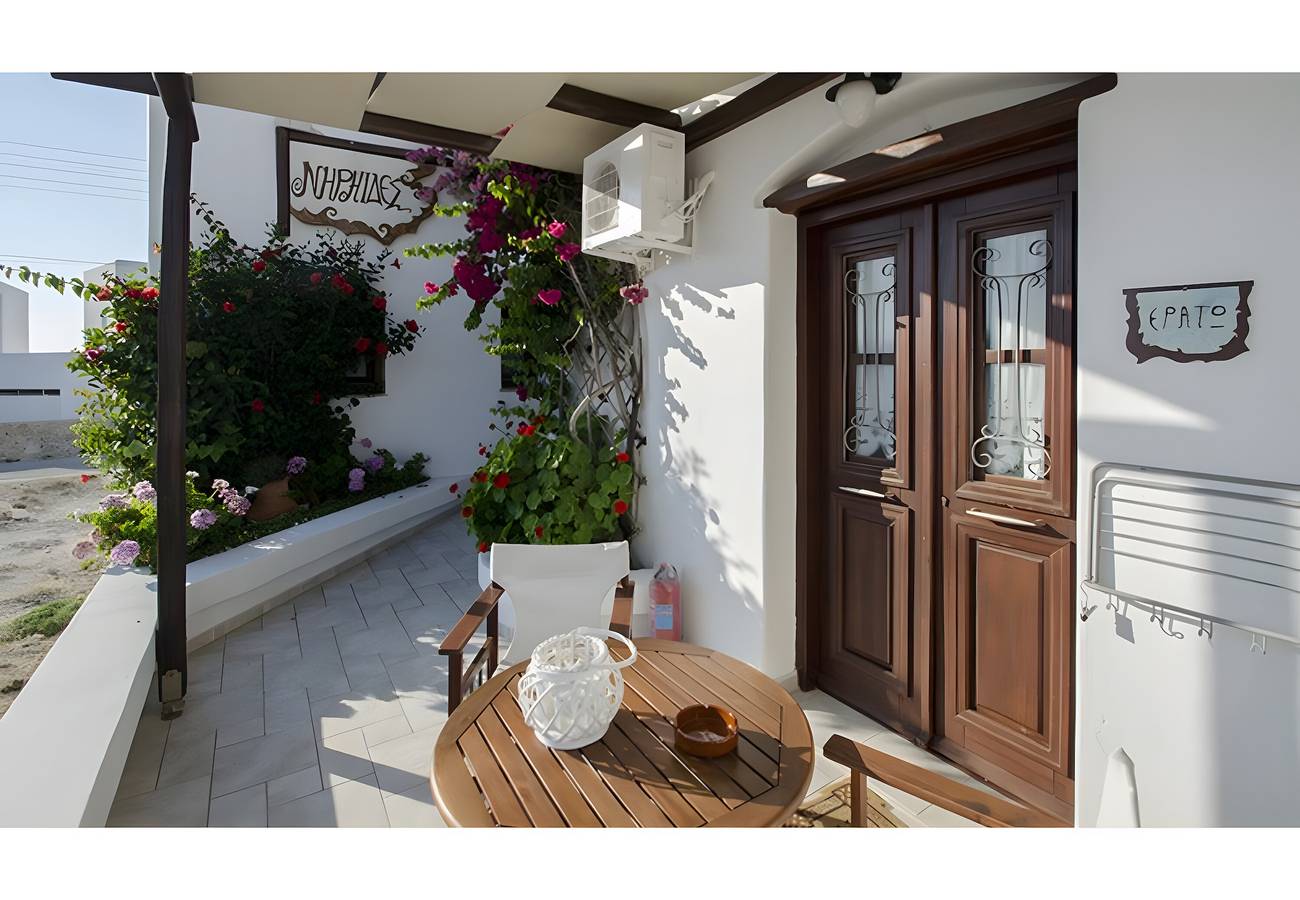 Entire studio, Studio 'Erato' with Private Terrace, Wi-Fi and Air Conditioning in Gournado-Fylakopi