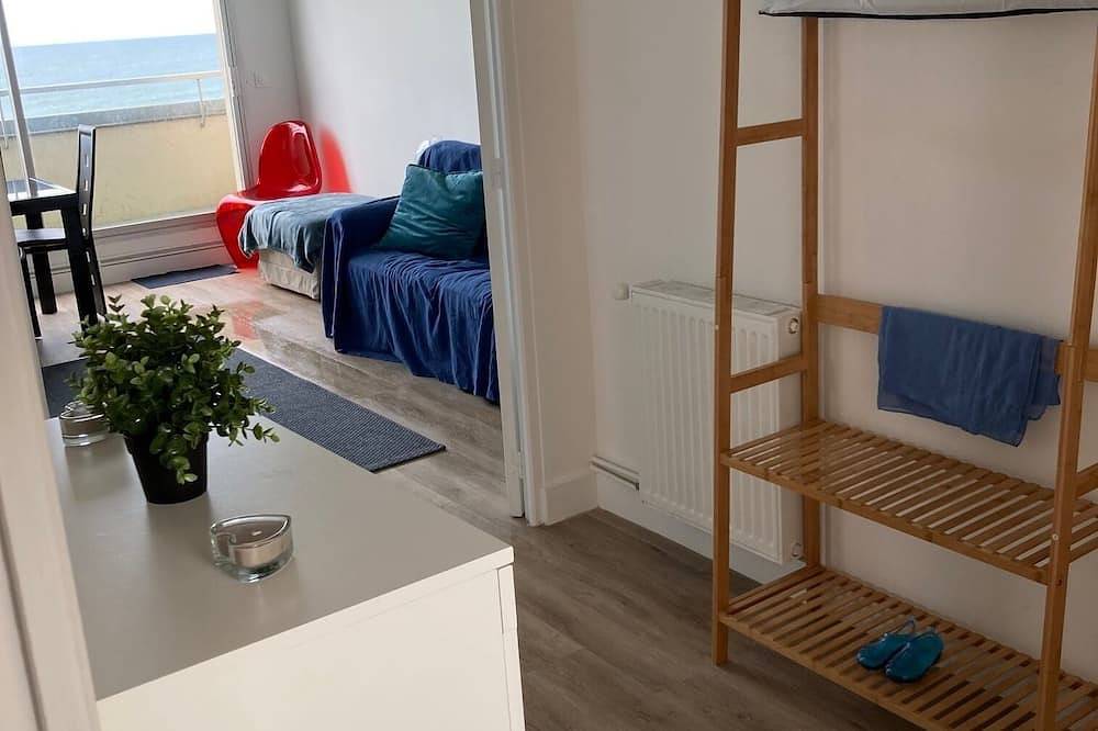 Entire apartment, Waterfront apartment with breathtaking views! in Lion-sur-Mer, Caen region