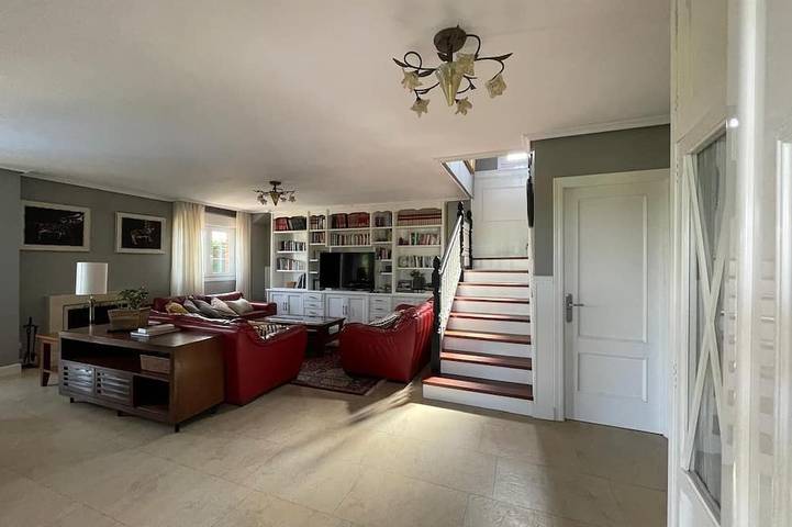 Englisches Chalet in Santander mit privatem beheiztem Pool in Camargo, Kantabrische Küste