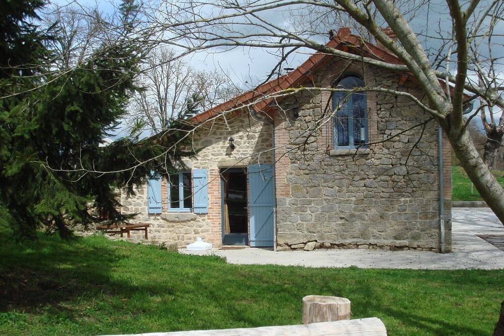 Gîte de charme 4 épis Peyrat La Nonière sur domaine avec Château et étang in Peyrat-la-Nonière, Région d'Aubussargues
