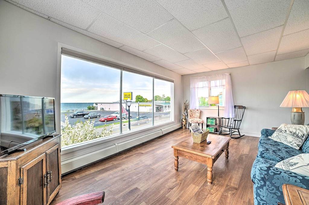 Ganze Wohnung, Walkable St Ignace Condo w/ Lake Huron Views in St. Ignace, Mackinac County