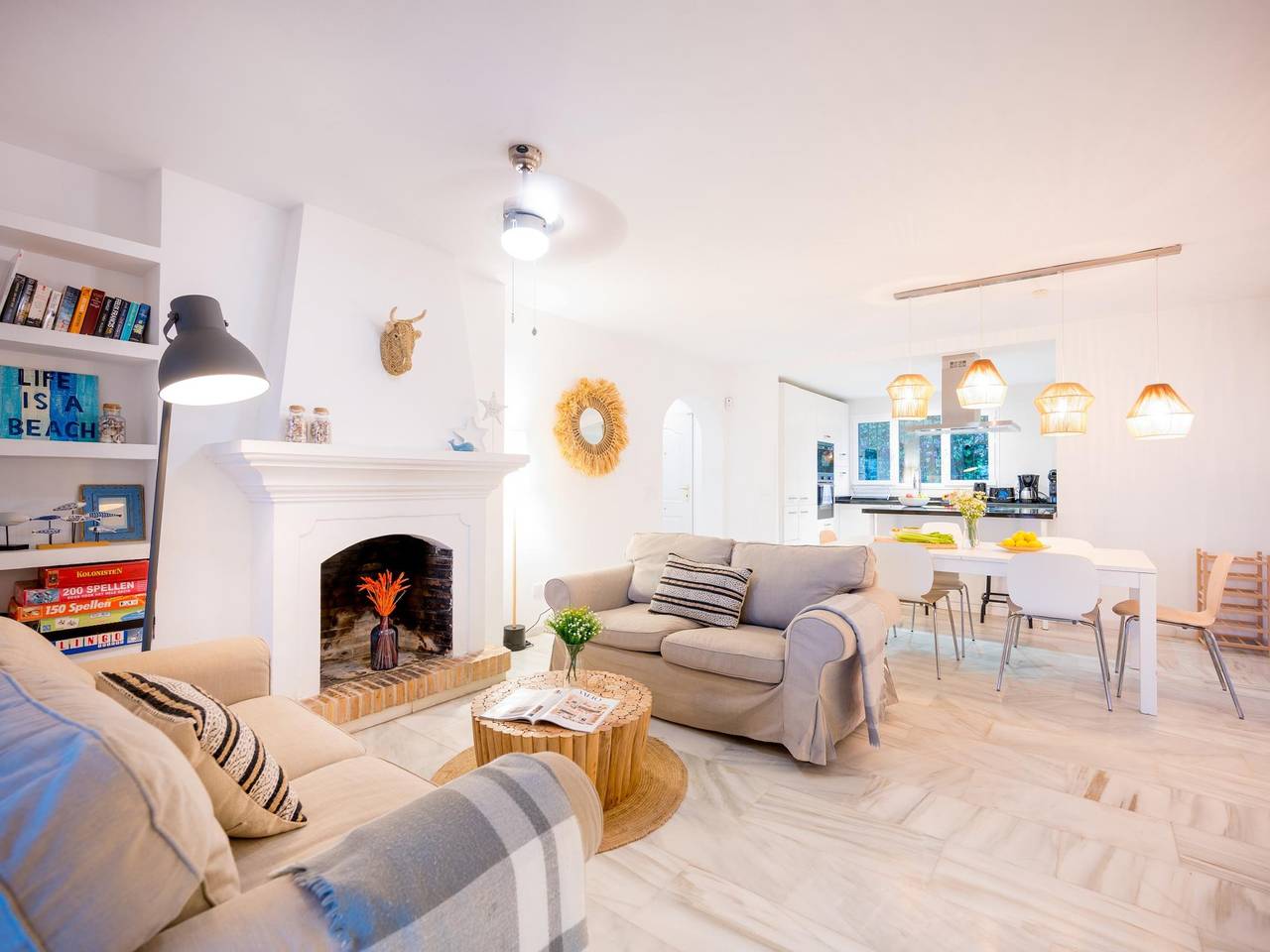 Typical beach house, ping pong table, heated pool (45m2), garden in Las Chapas, Marbella