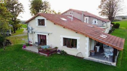 Gîte pour 9 personnes, avec jardin, adapté aux familles à Scorbé-Clairvaux