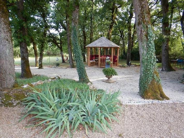 Location de vacances pour 2 personnes, avec vue ainsi que jardin et piscine à Azerat - 3