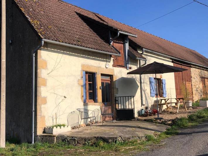 Location de vacances pour 2 personnes, avec piscine ainsi que jardin et vue à Chiddes - 2