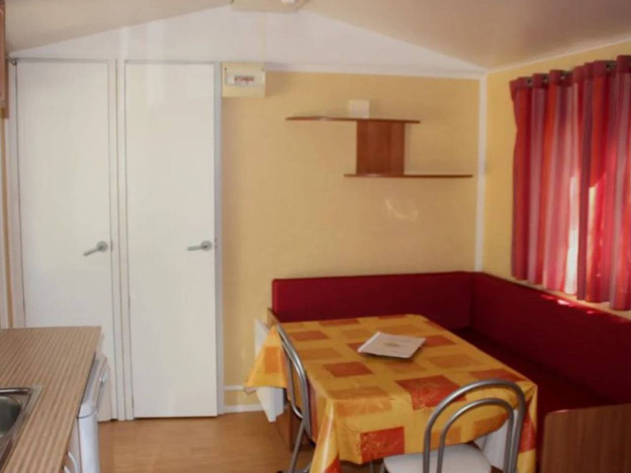 Mobile Home in Junas, 24m², 2 Bedrooms, Private Garden in Junas, Nimes region
