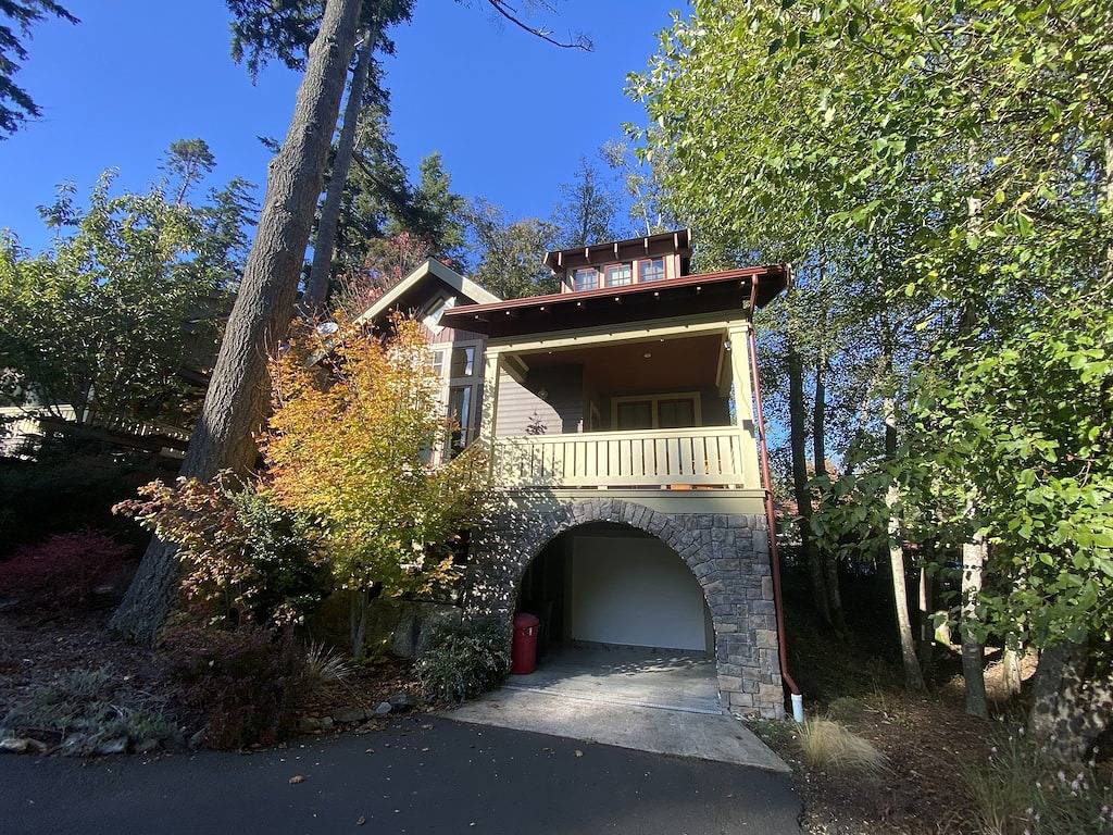 Luxurious Home w/Hot Tub, 5 minute walk to Town and Beach in Orcas Island