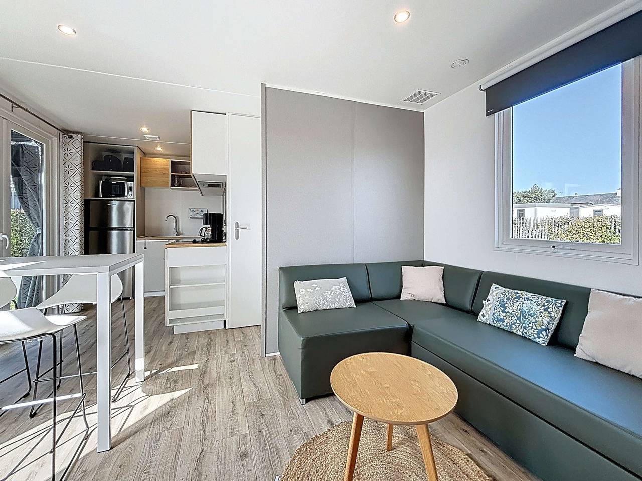 Cozy Mobile Home, 4p, 200m to Beach, Pool, Fitness, Parking in Jullouville, Côte de la Déroute