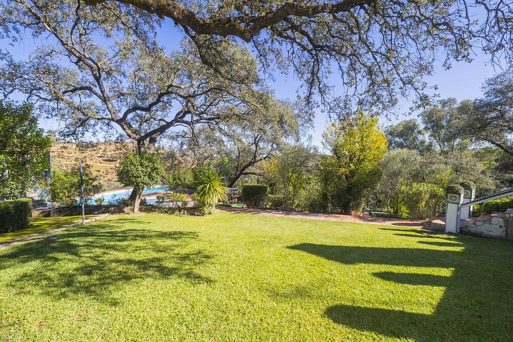 Cubo's Quinta de los Cisnes & minigolf included / piscina privada / wifi gratis / relax in Guillena, Provincia de Sevilla