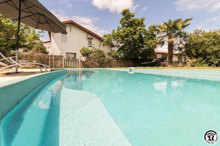 Gîte pour 4 personnes, avec piscine et jardin à Saint-Élix-le-Château