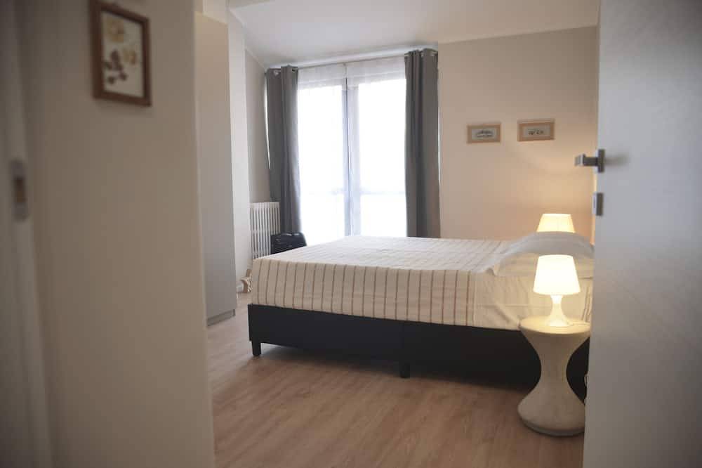 Entire apartment, Apartment with large living and kitchen in the center of Brindisi with parking space in Brindisi, Salento
