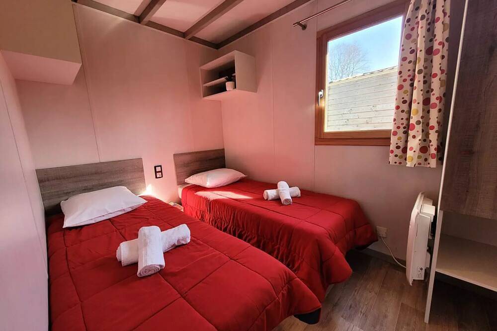 Chalet Confort 50m² (2 chambres) dont terrasse couverte + Tv (Pmr également) 4 personnes in Coulon, Région de Niort