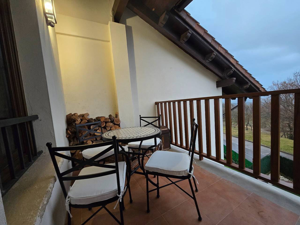 Maison de Vacances 'Un Duplex Con Encanto' avec Vue sur la Montagne, Terrasse Privée et Wi-Fi in Jaca, Pyrénées espagnoles