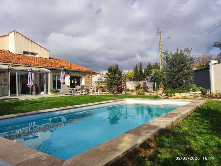 Alojamiento y desayuno para 3 personas, con piscina y jardín además de vistas y terraza - 1