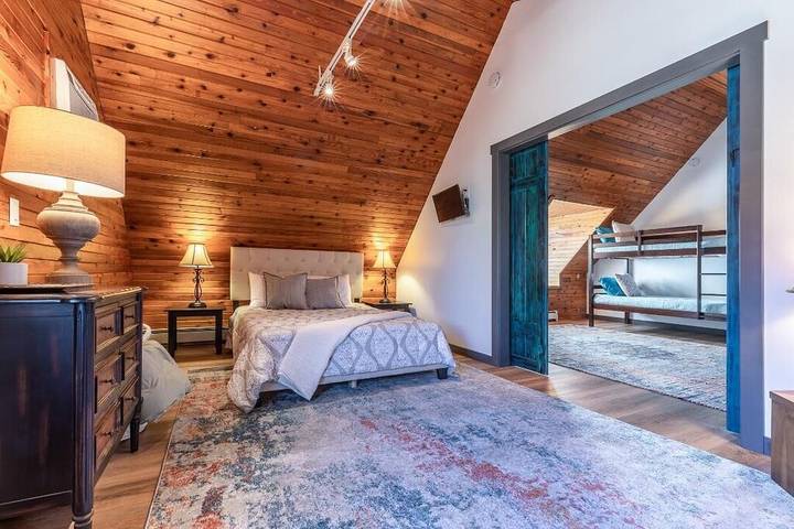 Vacation rental for 11 people, with yard in Loveland