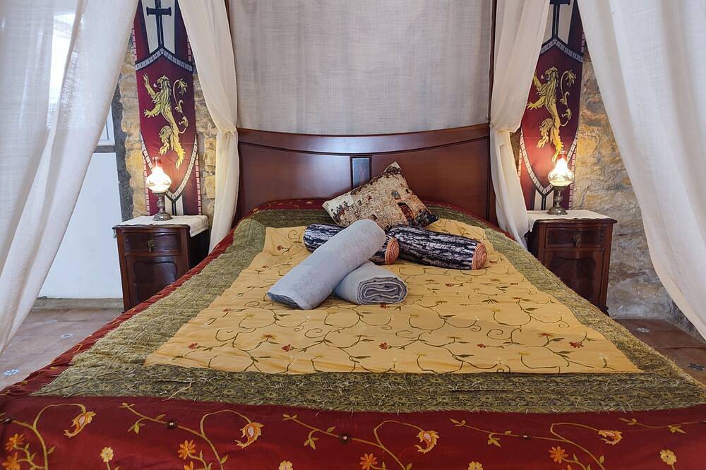 Medieval Stone 5-bedroom house in charming Sintra for your getaway in São João das Lampas e Terrugem, Costa de Lisboa
