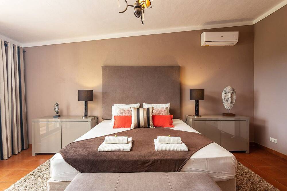 Luxury 3-Bedroom Countryside Villa with Pool, Quelfes in Moncarapacho, Parque Natural da Ria Formosa