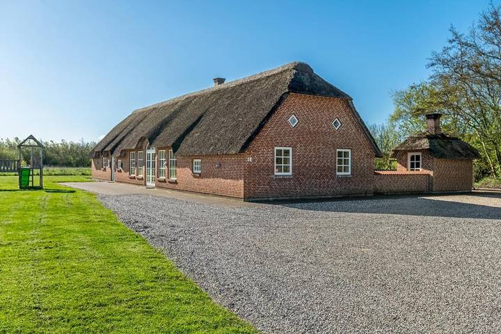 Øvej 18 er et Luksus poolsommerhus med hund tilladt og ugeneret grund in Ulfborg, Holstebro Kommune