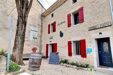 Gîte pour 12 personnes, avec jardin et terrasse à Saint-Remèze