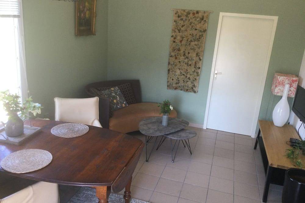 Gite La Terre, lovely Gite 35 m2, 2 Persons. Large terrace with great views in Val de Louyre et Caudeau, Périgord Pourpre