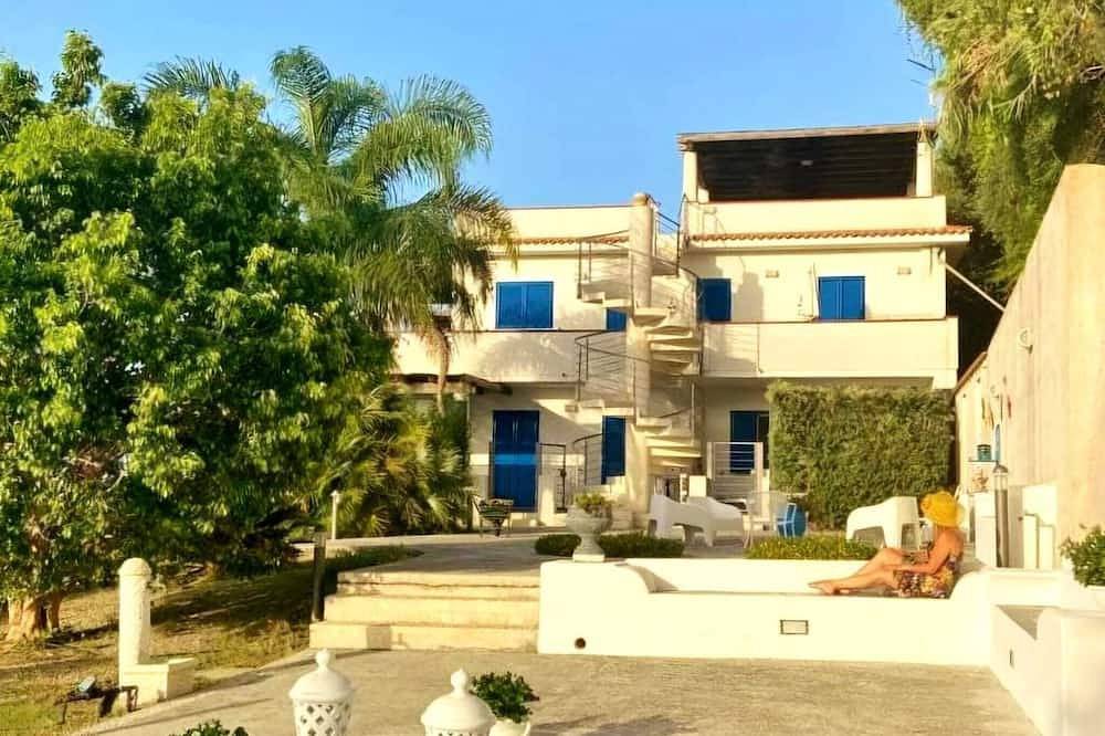 Entire apartment, 2-room apartment garden side with big terrace only 3 min from the beach in Scafa, Messina Province