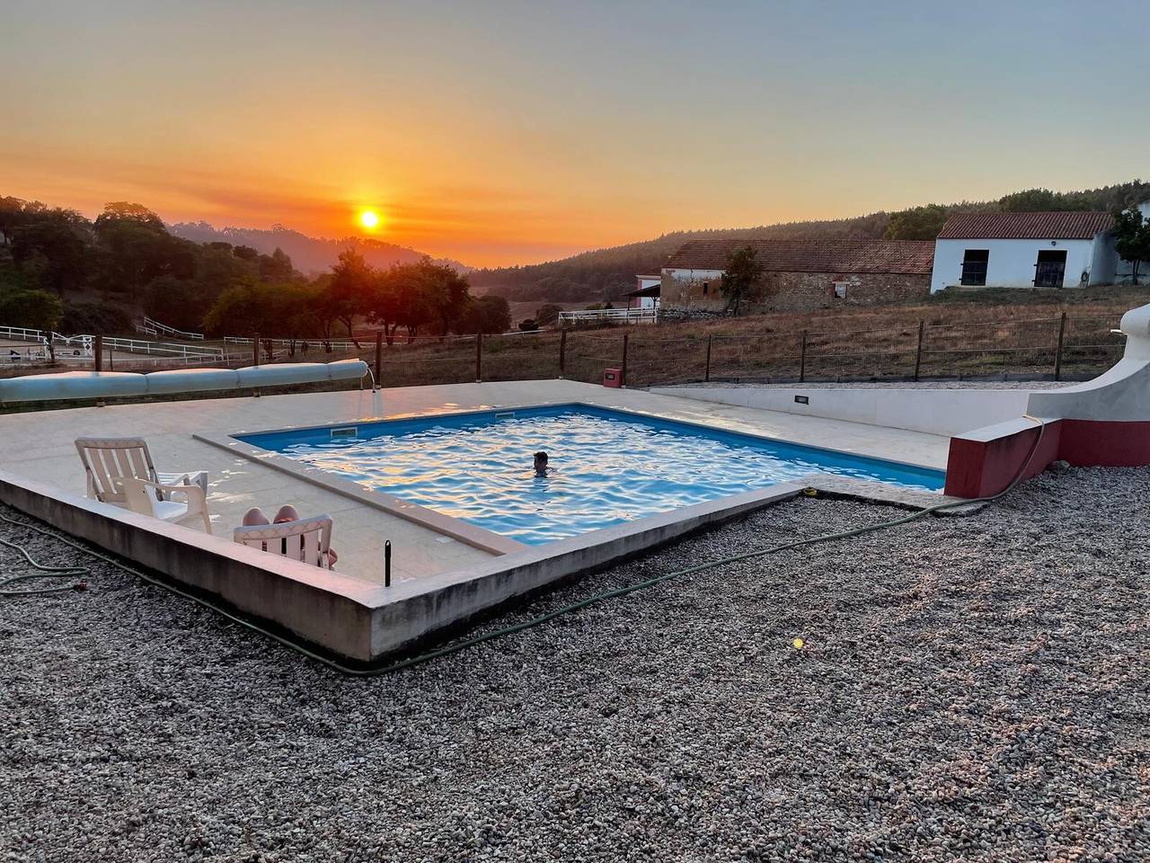 Chalet 'Orange Lodge' con Piscina in Comune, Terrazza Privata e Wi-Fi in Alvorninha, Leiria District