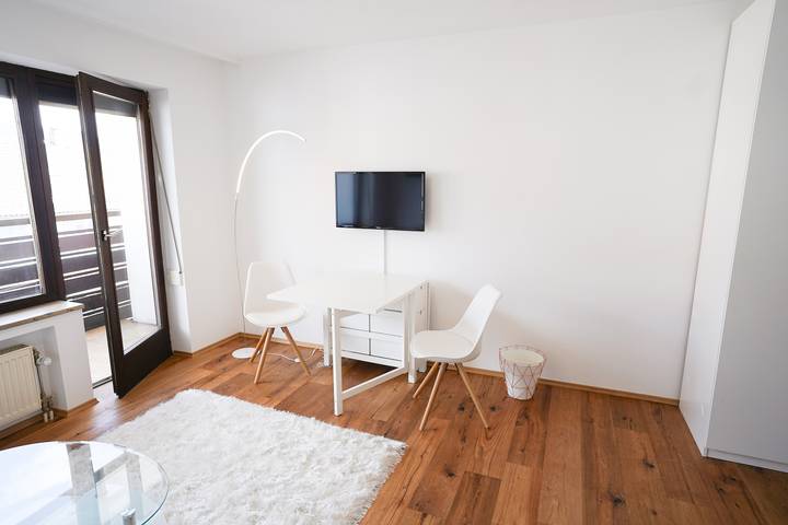 Entire studio, Studio Apartment 'Central and Nature Nearby' with Mountain View, Balcony and Wi-Fi in Penzberg, Pfaffenwinkel