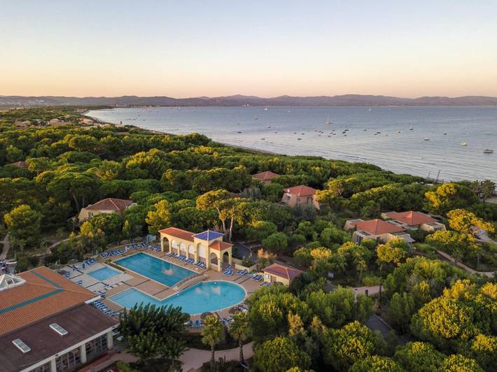 Hôtel pour 4 personnes, avec jardin et bassin pour enfant ainsi que piscine et sauna