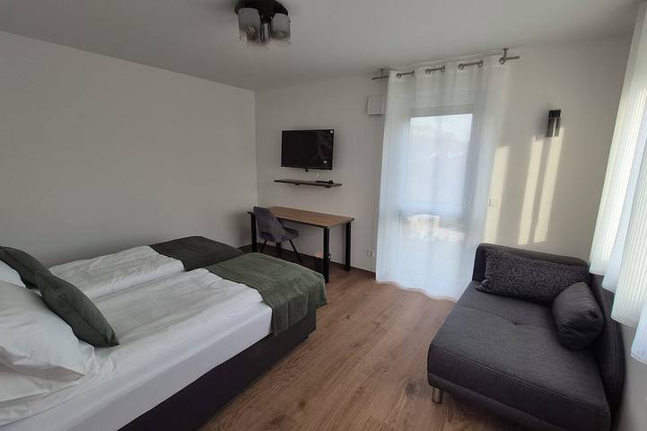 Ganze Wohnung, Apartments Seibel  ‌Doppel-/Zweibettzimmer mit Küche und Wintergarten in Sondelfingen, Reutlingen