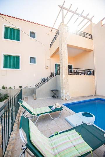 Gîte pour 4 personnes, avec piscine et vue ainsi que terrasse et jardin dans Vámos