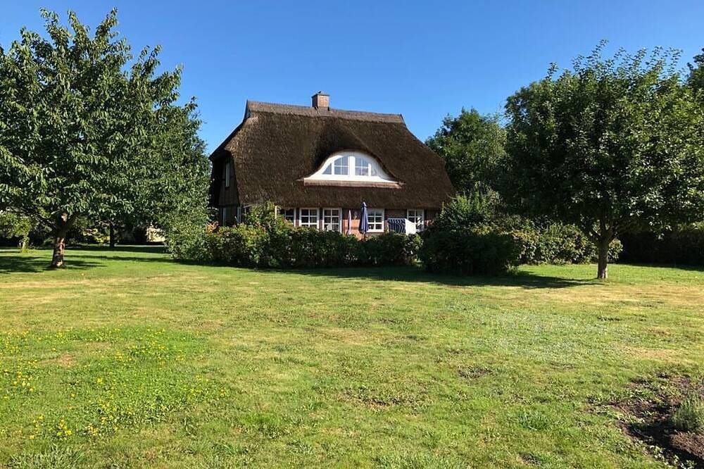 Traumhaftes Reetdachhaus auf Rügen mit Wasserblick und großem Garten in Groß Schoritz, Garz/Rügen