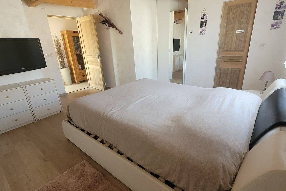 Maison de Charme in Saint-Hilaire-d'Ozilhan, Nimes region