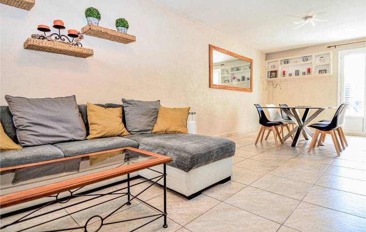 Sunny 90m² Apartment with Parking, Pool & WiFi in Sorgues, Vaucluse