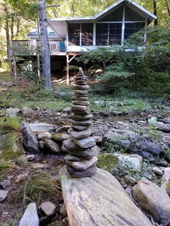 One bedroom cabin in Highlands, Nc on a creek close to everything! in Macon County