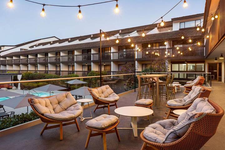 Apartamento para 2 personas, con piscina además de jacuzzi y balcón en Monterey
